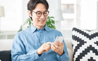 メールの返信を待つ男性